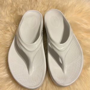 OOFOS OOmega OOlala Flip Flops